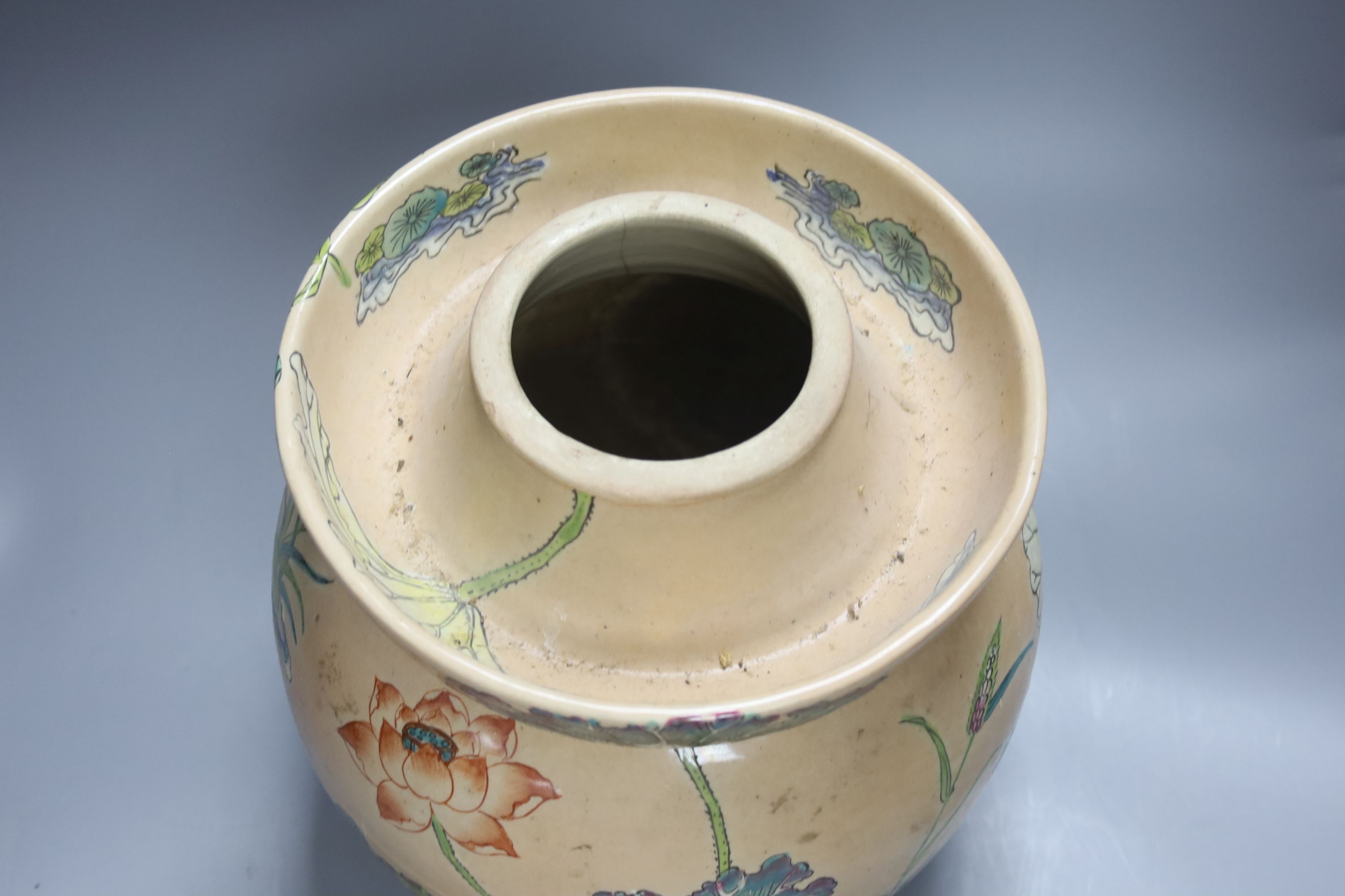 A Chinese enamelled pottery vase